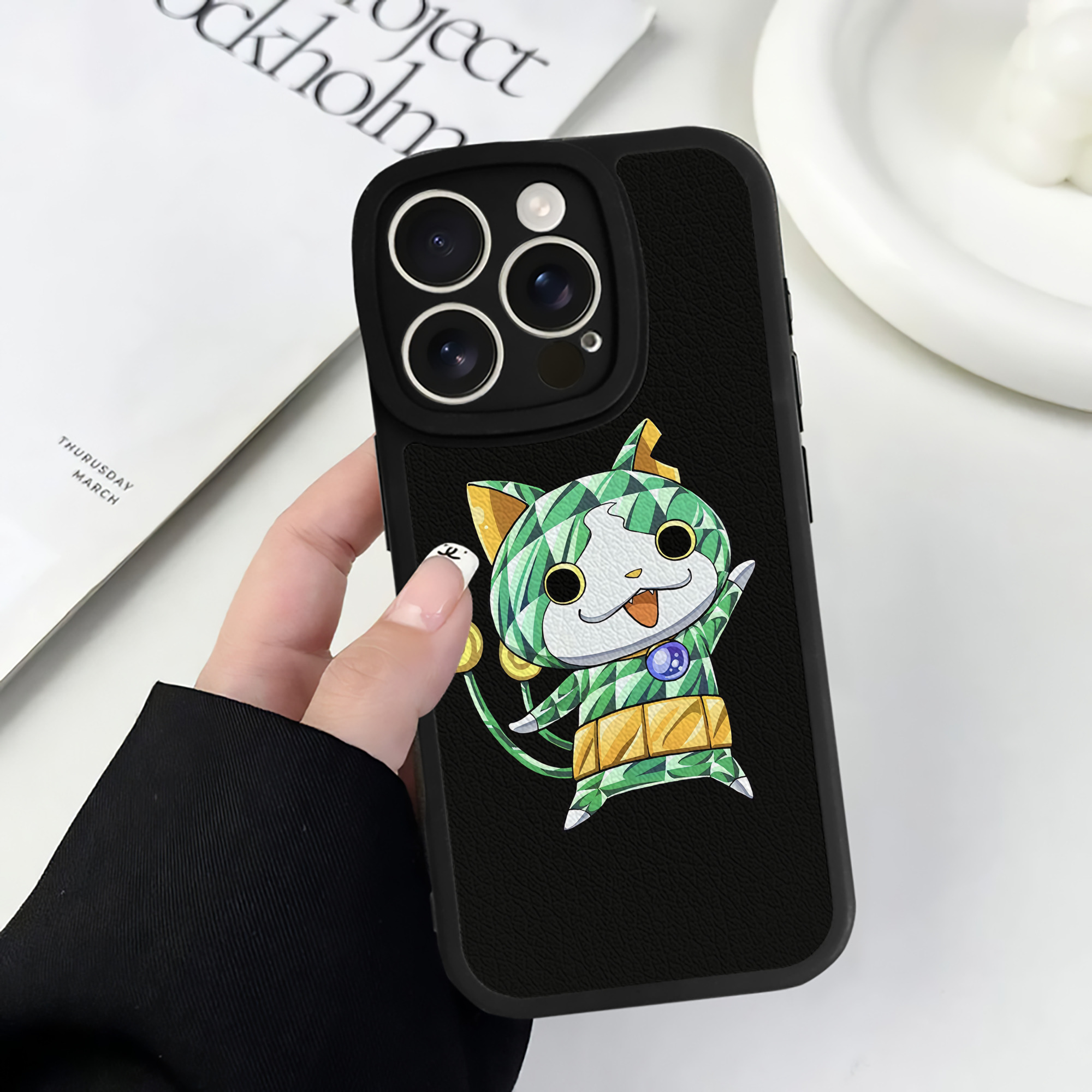 （画像用） 妖怪ウォッチ Yo-kai Watch 【iPhone 16シリーズ対応】シリコンスマホケース（レザー調） 材質：シリコン